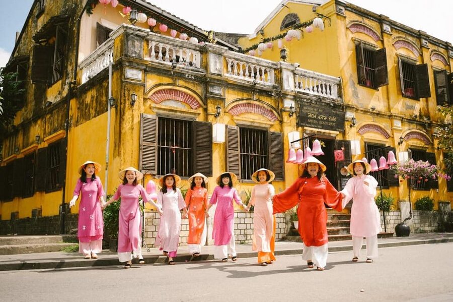 Ao Dai Photography: Traditional Attire Capture in Hoi An - Lantern Street and yellow alley photos: what to expect