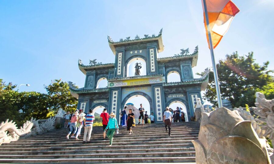 Ba Na Hills and Golden Bridge Private Tour - Golden Bridge and the giant hands: your photo game plan