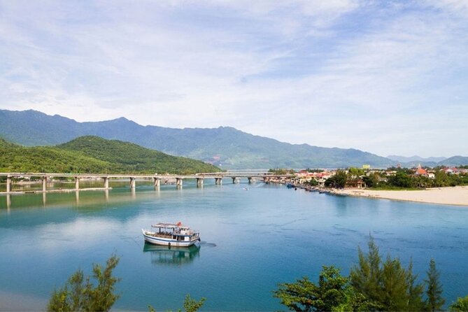 BaNa Hills with Golden Bridge 1 Day Tour from Hoi An/Da Nang - Lunch at Ba Na Hills: Buffet Style and the Vegetarian Note