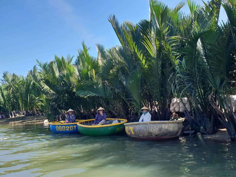 Coconut Basket Boat Ride and Floating Lantern Boat by Night - Floating lantern boat at night: a calm ride with a wish