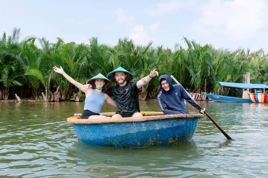 COOKING CLASS & BASKET BOAT - Lantern making with locals: a calm, creative break between boat and stove