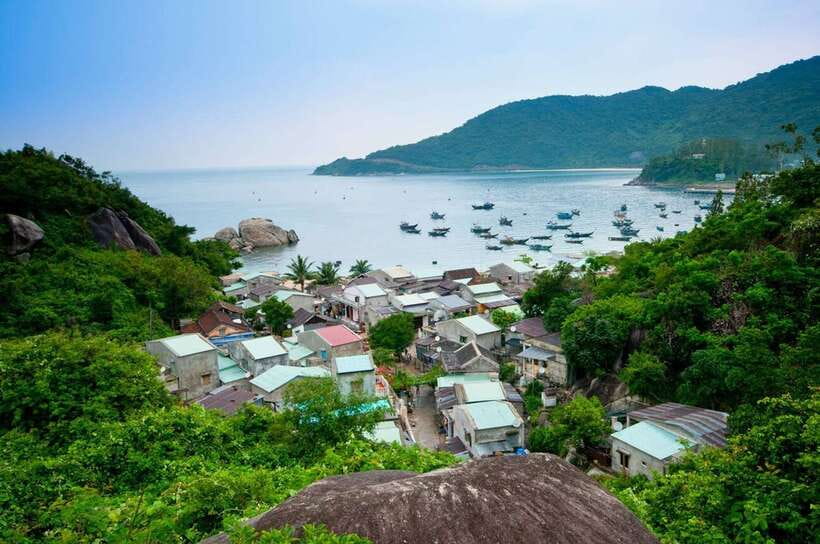Da Nang/Hoi An: Cham Island Speedboat Tour with Snorkeling - Beach lunch with island flavors: seafood on sand, fruit for the finish