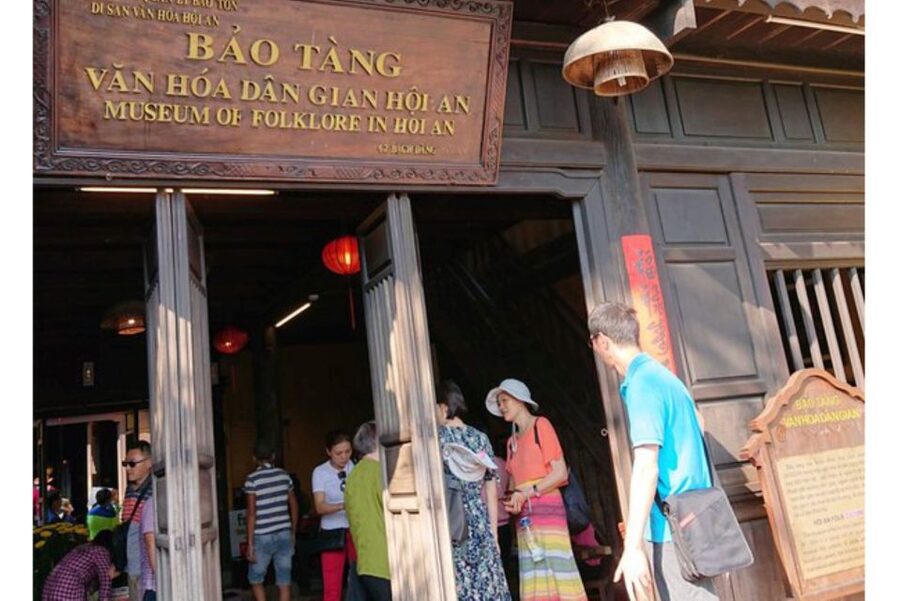 Da Nang/Hoi An: Market & Old Town Private Tour with Transfer - Japanese Covered Bridge: the symbol stop with hidden details