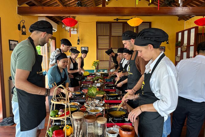 Express Cooking Class at Faifoo Central Restaurant - Getting Started: Hoàng Diệu Meeting Point and a Welcome Drink