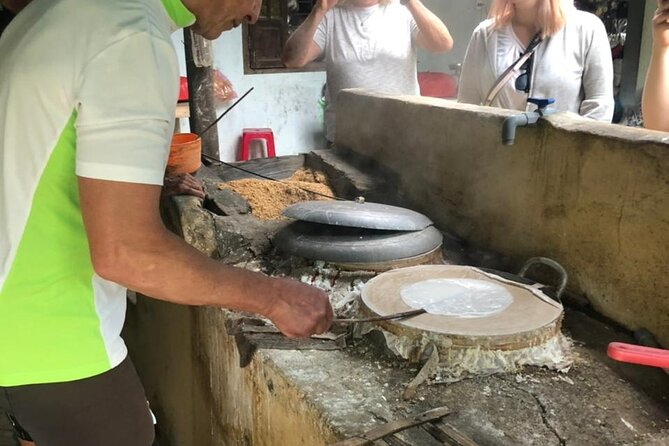 Half-day Hoi An Countryside Bike Tour and Basket Boat with Lunch - Stop 4: Lò Mì Quảng Bà Tiễn and the Noodle + Banh Dap Moment