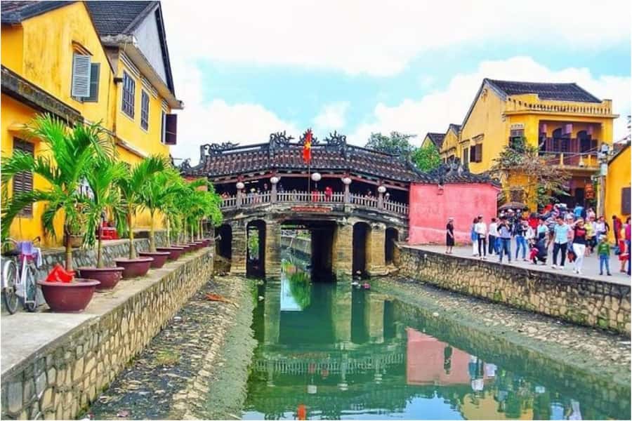Hoi An: Ancient Town Walking Tour with Lantern Boat Ride - Temple Calm and Market Energy: Reading Everyday Hoi An