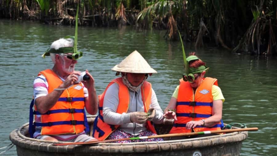Hoi An : Bamboo Basket Boat Ride & Lantern Boat Trip . - Along the Thu Bon: local routines, and yes, a chance to catch crabs