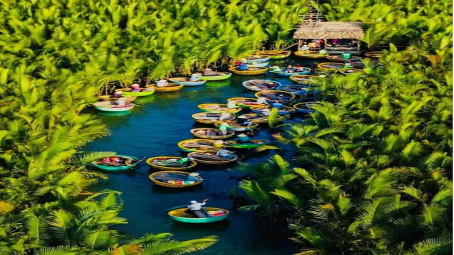 Hoi An : Bamboo Basket Boat Ride & Lantern Boat Trip . - Making a wish: the lantern release is calmer than you expect