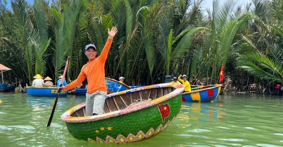 Hoi An Basket Boat - Thuy and Tuong Keep It Moving (In Plain English)