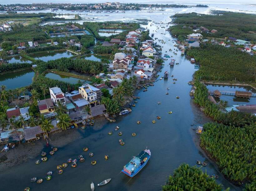 Hoi An: Basket Boat and fishing Crabs Tour - Coconut Restaurant finish: Hoi An specialty food and iced coffee views