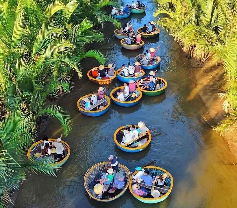 Hoi An: Basket Boat Tour by River Boat and Lantern Release - Bay Mau stop: photos, sightseeing, and a traditional dance show