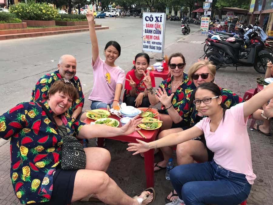 Hoi An: Bike Tour to Countryside and Food Tour - Countryside stops: rice paddies and Tra Que Vegetable Village