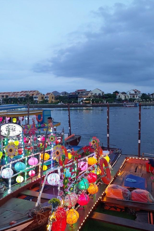 Hoi An Boat Lantern With Release Flower Hoai River At Night - The 20-minute Hoai River lantern release moment