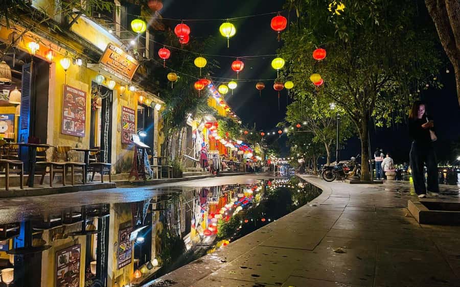 Hoi An City Tour: Boat Ride & Lantenn Release - River boat ride and flower lantern release for good fortune