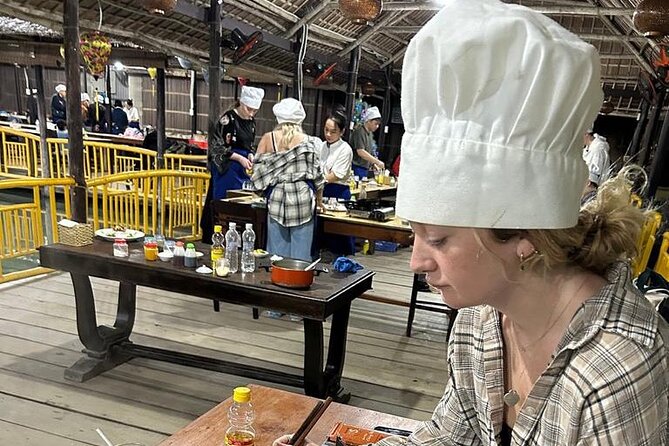 Hoi An Cooking Class with Local Chef - How the chef runs the session: ingredients, Vietnamese names, and real steps