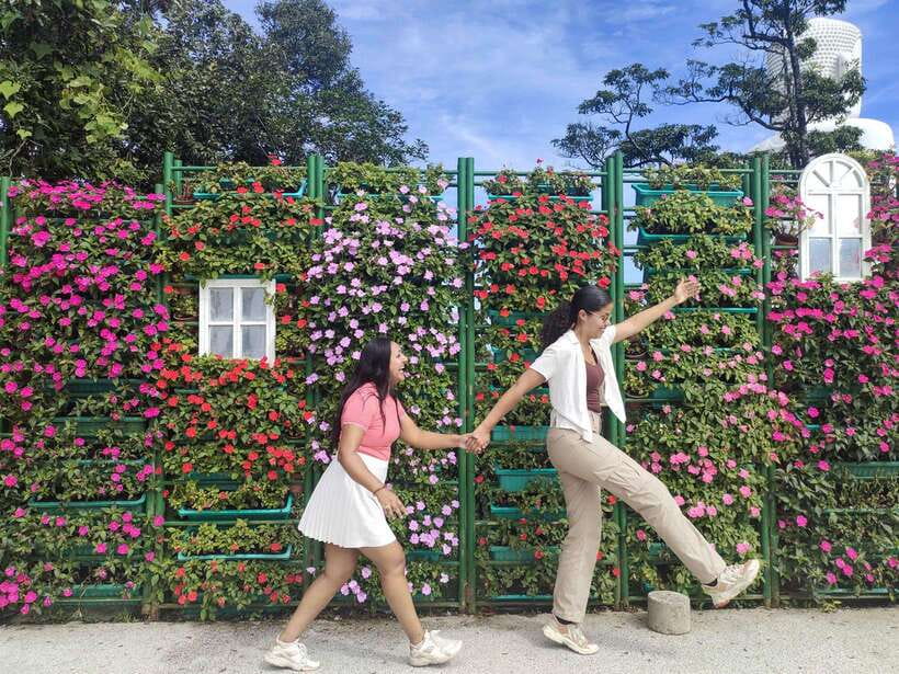 Hoi An: Full-day Ba Na Hills & Amazing Golden Bridge - Golden Bridge: 150 Meters of Photos and Hand-Supported Drama