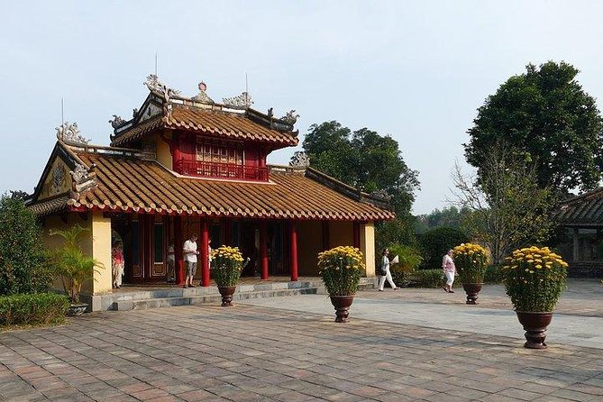 Hoi An: Imperial Hue And Hai Van Pass Full-day Tour - Lunch break and the Perfume River boat ride