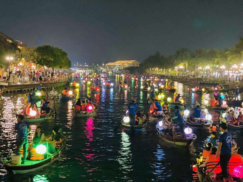 Hoi An: Lantern Boat Ride on the Hoai River - Releasing Your Flower Lantern: The Wish You Actually Get to Make