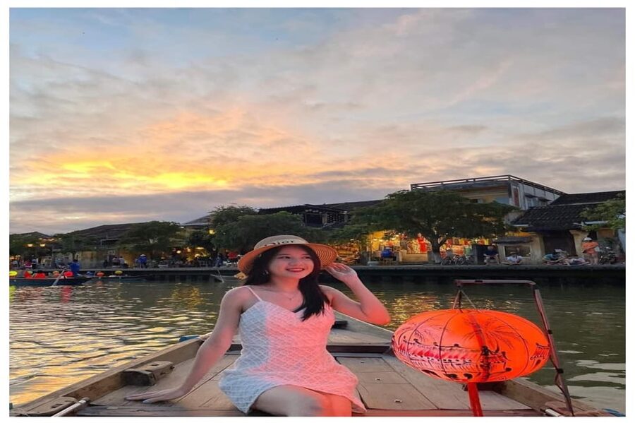 Hoi An : Lantern Boat Trip & Release Lantern - Photo-ready moments: what to bring and what the guide helps with