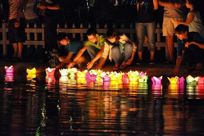 Hoi An Lantern Shop & Boat Photoshoot – Night Experience - Weather, crowds, and timing: getting the shots you want