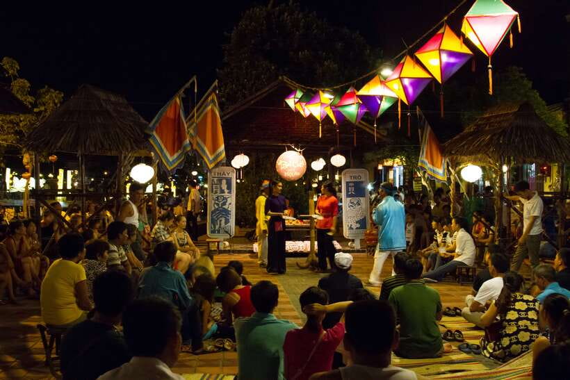 Hoi An Nighttime Heritage Experience - Hoi An Night Market: snacks and symbolic souvenirs