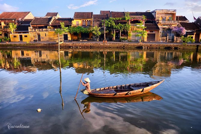 Hoi An Old Town and local Food - Entering Hoi An Ancient Town the guided way (UNESCO + landmark focus)