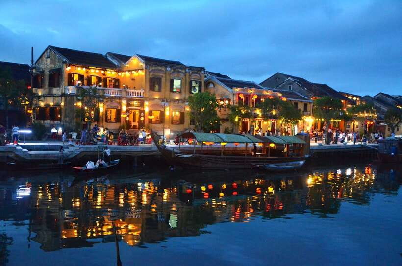 Hoi An: Private Evening Food Tour by Bike - Stop 1: a guided street-food start and a fast taste of the signature flavors