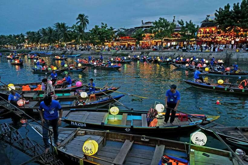 Hoi An: River Lantern Boat Experience with Free 5G eSIM - The Hoai River boat ride: 20 minutes of lantern-light perspective