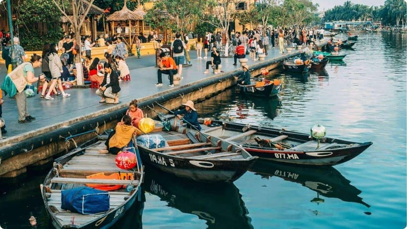 Hoi An: River Lantern Boat Experience with Free 5G eSIM - Old Town on foot: the short stretch that sets the mood