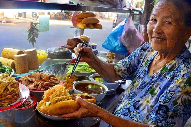 Hoi An Street Food Tour- Eat Like A Local - Street food night in Hoi An: what this 4-hour walk feels like
