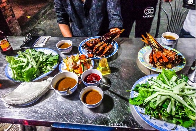 Hoi An Street Food Tour- Eat Like A Local - Madam Khanh banh mi queen stop: the sandwich moment