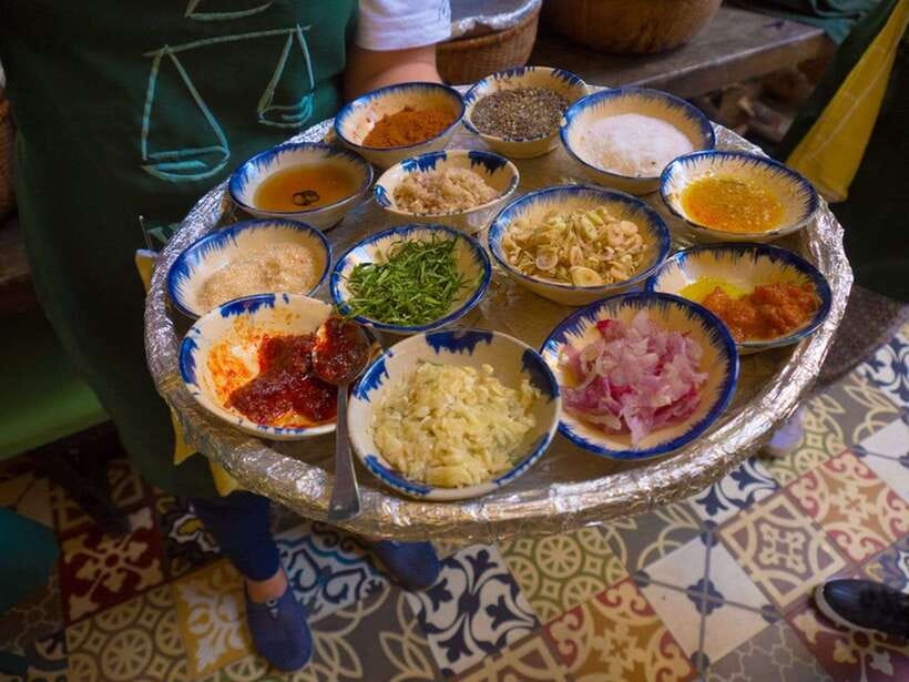 Hoi An: Sunset Food Tasting Tour - Cao Lầu in the alleys: the dish that defines central Vietnam