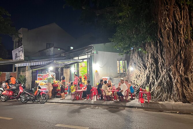 HOI AN Sunset Food Tour - Night Market - Lantern Streets - Hoi An Market: alleyway eating you’d likely skip on your own
