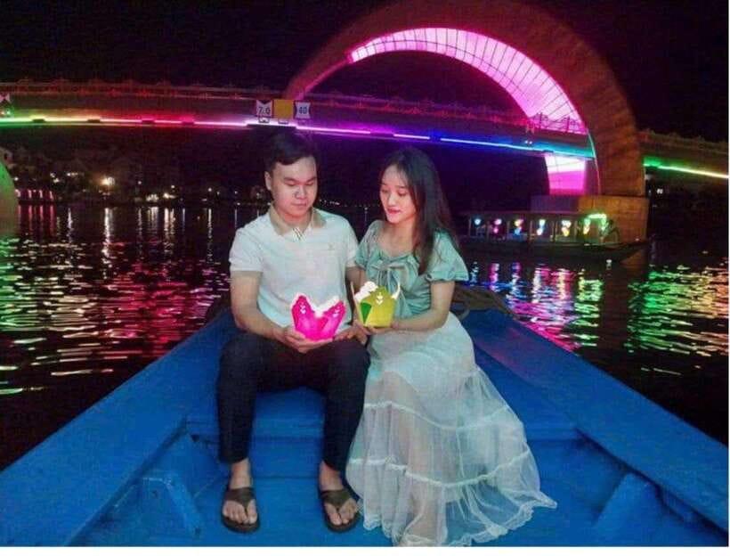 Hoi An: Thu Bon River Flower Lantern Experience - The Boat Welcome and Lantern-Release Moment (5 Free Lanterns)