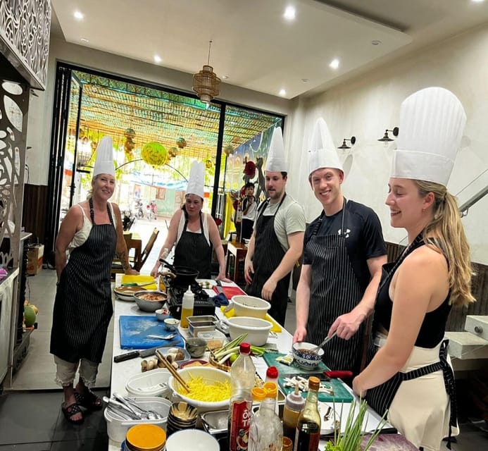 Hoi An:Vegetarian Cooking Class & Explore Market wChef Thanh - Market trip: choosing fresh ingredients for vegetarian Vietnamese dishes