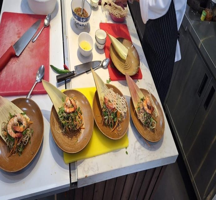 Hoi An:Vegetarian Cooking Class & Explore Market wChef Thanh - The cooking class: how Chef Thanh teaches 4 dishes
