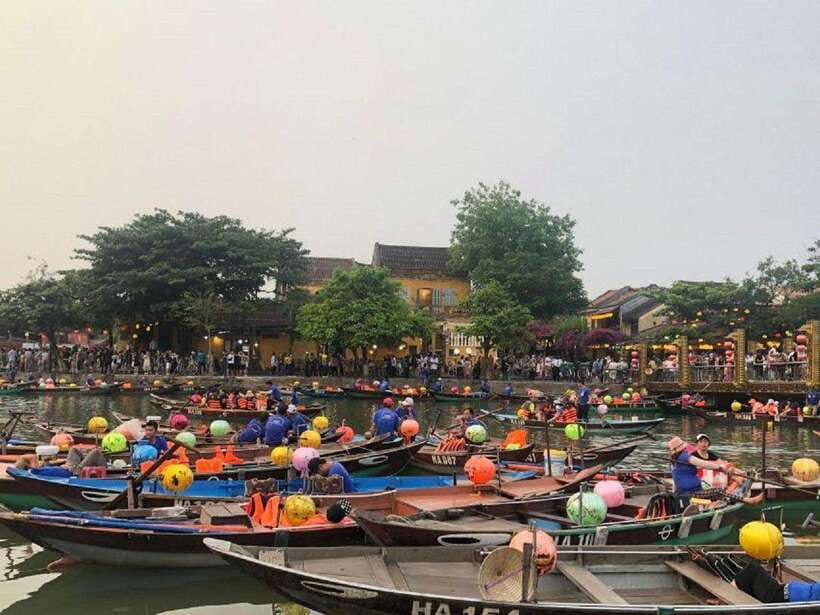 Lantern Release and Night River Boat Experience in Hoi An - Lighting the Flower Lantern: The Wish-and-Release Moment