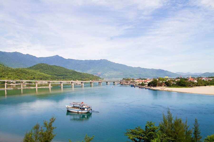 Private Car Hoi An to Hue Via Hai Van Pass, Lagoon & More - Golden Bridge at Ba Na Hills: A Big Showpiece, With One Big Catch