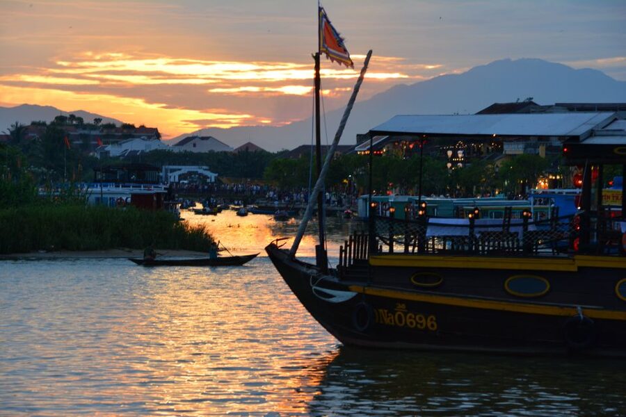 Romantic Sunset Dinner Cruise in Hoi An - Floating lanterns and music: the romance part that doesn’t feel staged