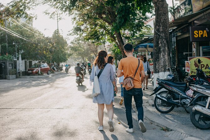 The 10 Tastings of Hoi An: Private Street Food Tour - Market Reality: Seasonal Fruit, Banh Mi in an Ancient House Yard